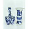 <p>Lote com duas peças de porcelana oriental azul e branco, composto por floreiro (24 cm) e floreiro multifacetado para hastes florais (27 cm alt).1 deles com marcas de ideogramas na base. O floreiro apresenta fio de cabelo na borda, conforme fotografias.</p>