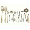 <p>Lote com 37 peças diversas de metal prateado, composto por colheres de servir, colheres de chá e de sobremesa, facas, pinças, infusor de chá, concha, utensílios de serviço e outras peças variadas.</p>