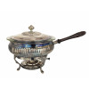 <p>Rechaud de metal prateado (Silver Plate English), com panela de formato circular, corpo canelado, tampa com pega torneada, cabo em madeira torneada e suporte tripé com queimador original. Acompanha recipiente interno em vidro refratário Pyrex - 24 cm de diâmetro e 25 cm de altura.</p>