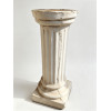 <p>Coluna decorativa em estilo clássico, de cimento pintado, com fuste canelado sobre base quadrada - 78 cm alt - No estado</p>