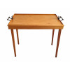 <p>Mesa auxiliar, em madeira, com tampo removível que pode ser utilizado como bandeja, com alças laterais de metal, apoiada sobre pés retos. 80 x 45 x 63 cm alt.</p>