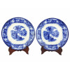 <p>Par de pratos decorativos, de porcelana azul e branca, com decoração de cenas campestres e selo azul no fundo (Shangai) - 22 cm diâm - China, séc XX</p>