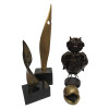 <p>Conjunto de esculturas: *Elvio Becheroni escultura em bronze 24cm; *Daisy Nasser escultura em bronze 20cm; *&Aacute;lvaro Franklin da Silveira escultura em bronze 07x11x07cm; *Robert escultura em sucata 25 x 15 x 08cm Coruja ass. base datada 1977</p>