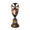 <p>ROYAL VIENNA, Grande ânfora de porcelana esmaltada, ricamente ornamentada com cenas e passagens de Shakespeare, pintadas à mão e assinadas por F. Hozel, marca da manufatura sob a base. Alt. 77 x 27 x 26cm. (total c/ base).Áustria, séc. XIX (com restauro / no estado)</p>