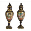 <p>Par de monumentais ânforas de porcelana esmaltada, ornamentadas com cenas de Napoleão, sendo uma o pedido de casamento de Napoleão à Maria Luísa da Áustria em 1810, e a segunda, o casamento oficial no mesmo ano, verso com representação do Chateau de Compiegne. Alt. 95 x 30cm cada. França, séc. XIX</p>