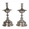 <p>Par de castiçais de prata-de-lei regional, sem contraste, forma simulando torneado, bases bojudas. Alt. 32 x 16cm cada. Brasil, séc. XVII</p>