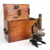 <p>E. LEITZ WETZLAR, Microscópio antigo com estrutura de ferro patinado, na caixa original com iniciais F.A.F. Alt. 22 x 34 x 18cm. Alemanha, séc. XIX/XX</p>