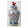 <p>Potiche de porcelana oriental, ornamentado com figuras em reservas, pega da tampa em forma de cão-de-fó. Alt. 49 x 25cm. China, séc. XX</p>
