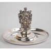<p>CHRISTOFLE x SALVADOR DALI, Porta-alianças de metal espessurado à prata, ornamentado com figuras estilizadas, marca da manufatura sob a base. Alt. 10 x 12cm. França, séc. XX (banho desgastado)</p>