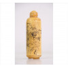 <p>Snuff-bottle de osso natural polido, decorado com figura de dragão. Alt. 08 x 03cm. China, séc. XX</p>