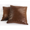 <p>Par de almofadas com textura crocodilo. 40 x 40 x 13cm.</p>