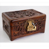 <p>Baú de madeira entalhada, decorado com figuras e paisagem oriental, ferragens de bronze. Alt. 16 x 29 x 21cm. China, séc. XX</p>