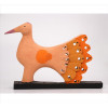 <p>L.S.D, Escultura de madeira entalhada e policromada, representando ave, assinado, estilo Arte Popular. Alt. 18 x 26 x 04cm.</p>