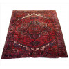 <p>Tapete tribal Heriz, decoração com medalhão geométrico central ladeado por motivos angulares e elementos estilizados, campo com tonalidade predominante vermelho carmim, borda com sequência de rosetas e volutas, 278 x 210 cm = 5,84 m² (sem franjas)</p>