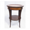 <p>Mesa lateral estilo Luis XV, madeira com rico trabalho de marqueterie, tampo em forma circular com mármore.França séc. XIX.</p>