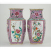 <p>Par de vasos de porcelana, forma facetada hexagonal,reservas decoradas com figuras de pássaros e motivos florais, fundo na tonalidade rosa, com poemas e assinatura do artista, marca vermelha sob a base. Alt. 25 x 12 x 9 cm cada. China, séc. XX</p>