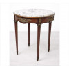 <p>Mesa lateral de madeira, pernas cilíndricas com caneluras, decorada com guarnições e detalhes de bronze, tampo circular de mármore branco. Alt. 76 x 60cm. Europa, séc. XIX/XX</p>