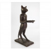 <p>DIEGO GIACOMETTI (D'áprés). Gato Mordomo de Hotel, Escultura de bronze patinado, sem assinatura. Alt. 50 x 27 x 14cm. Séc. XX (com trincados na base)</p>