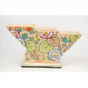 <p>TUSCAN DECORO, Vaso de faiança esmaltada, estilo Art-Deco, ornamentado com motivos florais, marca da manufatura sob a base. Alt. 13 x 25 x 07cm. Inglaterra, séc. XX</p>