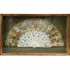 <p>Leque emoldurado, estrutura de osso natural finamente ornamentado com incrustação de metal (possivelmente prata), decorado com cenas idilícas pintadas à mão, 36 x 58cm (total c/ moldura). Europa, séc. XIX</p>