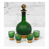 <p>Conjunto de licoreira e copos de vidro na tonalidade verde com frisos dourados, Alt. 23 x 11cm e 06 x 04cm, respectivamente. Europa, séc. XX</p>