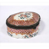 <p>SAMSON, Caixa de porcelana esmaltada, decorada com motivos florais, marca da manufatura sob a base. Alt. 04 x 09 x 07cm. França, final séc. XIX</p>