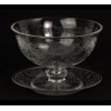 <p>Compoteira de vidro, ornamentada com guirlandas estilizadas acidadas, acompanha respectivo presentoir. Alt. 13 x 17cm. (falta tampa / com pequeno bicado no bocal)</p>