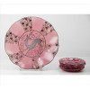 <p>Jogo para sobremesa de vidro artístico na tonalidade rosa, contendo prato maior e 4 menores, borda ondulada, ornamentados com figuras de cervo e motivos florais de prata. Diam. 28cm (maior) e 13cm (menor). Europa, início séc. XX</p>