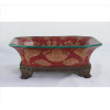 <p>G&C, Centro de mesa de porcelana esmaltada nas tonalidades vermelho e verde ornamentada com folhagens, base de bronze com 04 pés em formato de patas. Alt. 08 x 21,5 x 19 cm. Europa, séc. XX.</p>