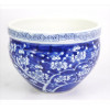 <p>Centro de mesa de porcelana nas tonalidades azul e branco, decoração dita Prunus Branco, marca de manufatura sob a base. Alt. 15 x 21cm. China, séc. XX</p>