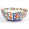 <p>Bowl de porcelana adornado com motivos florais sobre reservas nas tonalidades azul e branco, marca da manufatura sob a base. Alt. 08 x 21cm. Japão, séc. XX</p>