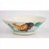 <p>Bowl de porcelana oriental esmaltada, ornamentado com figura de galo e flores. Alt. 06 x 17cm. China, iníco séc. XX</p>