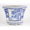 <p>Floreira de porcelana nas tonalidades azul e branco, decorado com motivos florais e bordas com gregas, corpo em dois volumes. Alt. 17 x 23 x 15cm. China, séc. XX</p>