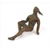 <p>Escultura de bronze patinado representando figura sentada, assinada. Alt. 10 x 18 x 09cm.</p>