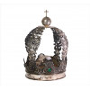 <p>Importante coroa de prata-de-lei regional, sem contraste, ricamente cinzelada, ornamentada com ramagens, volutas e rosáceas, inclui cabouchons de gemas possivelmente esmeraldas e ametistas polidas. Alt. 30 x 18cm. Sul America, séc. XVIII (precisa de um ponto de solda)</p>