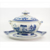 <p>VISTA ALEGRE, Sopeira de porcelana e respectivo presentoir, esmaltada nas tonalidades azul e branco, modelo Motahedeh, decoração chinoiserie à maneira Macau, marca da manufatura sob a base. Alt. 28 x 43 x 30cm (total). Portugal, séc. XX</p>
