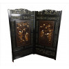 <p>Biombo oriental de madeira nobre, estrutura de duas folhas, placas centrais ricamente ornamentadas com figuras em cenas mitológicas, aplicações de osso natural esculpido, madre-pérola e douração, guarnições finamente fenestradas com garças e guirlandas. Alt. 193 x 94cm (cada folha) e 193 x 198cm (total aberto). Japão, séc. XIX/XX (com restauro em um frontão superior e alguns lascados nas guarnições)</p>