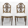 <p>Par de cadeiras de madeira entalhada e dourada, espaldar finamente entalhado representando cordas entrelaçadas, fina forração de tecido. Alt. 93 x 44 x 37cm cada. Europa, séc. XIX</p>