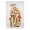<p>Escultura de porcelana oriental esmaltada, representando figura de pescador. Alt. 26 x 17 x 13cm. China, séc. XX</p>
