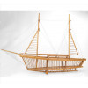 <p>Barco à vela de madeira com fios de nylon. Alt. 87 x 120 x 22cm.</p>