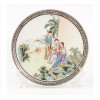 <p>Prato de porcelana oriental esmaltada, decorado com figuras em cena de jardim, marca vermelha sob a base. Diam. 27,5cm. China, séc. XX</p>