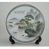 <p>Prato de porcelana oriental esmaltada, ornamentado com paisagem lacustre, parte superior com poema, marca vermelha sob a base. Diam. 24cm. China, séc. XX</p>