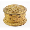 <p>Caixa circular de bronze, finamente ornamentada com cenas idílicas e querubins, interior de fino tecido. Alt. 10 x 18cm. Europa, séc. XIX/XX (base soltando / sem chave)</p>