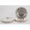 <p>Conjunto de 08 pequenas salvas de metal espessurado à prata, borda com frisos. Diam. 17cm,</p>
