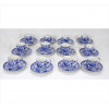 <p>Jogo de 12 xícaras de café com respectivos pires, porcelana esmaltada nas tonalidades azul e branco, decoradas com figuras de fênix e motivos florais. Alt. 06 x 10cm cada. Japão, séc. XX</p>