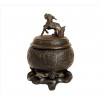 <p>Incensário de bronze patinado, estilo arcaico, ornamentado com gregas e pega superior em forma de figura mitológica Qilim, sobre base de madeira. Alt. 23 x 10cm (total c/ base). China, início séc. XX (pega superior com pequena solda)</p>