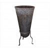 <p>Grande vasilhame de cobre repuxadio, sobre base de ferro. Alt. 107 x 53cm. Séc. XIX</p>