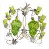 <p>Par de licoreiras e respectivos copos para licor, estrutura de vidro em forma de uvas, na tonalidade verde, suspensos por moldura de metal. Alt. 29 x 31 x 14cm. (total) (falta um copo)</p>