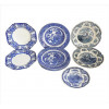 <p>Lote contendo 11 pratos de faiança inglesa nas tonalidades azul e branco, decorado com motivos chinoiserie, castelos e motivos florais. Diam. 23cm (maior) e 12cm (menor). Inglaterra, início séc. XX (com pequenos bicados)</p>