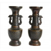 <p>Par de ânforas de bronze patinado, estilo arcaico, ornamentadas com figuras de fênix. Alt. 20 x 08cm cada. China, início séc. XX</p>